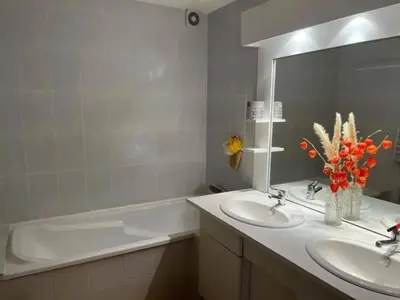 Salle de bains dans l'établissement Spacieuse Maison à Pouzauges - Accueille 14 Personnes