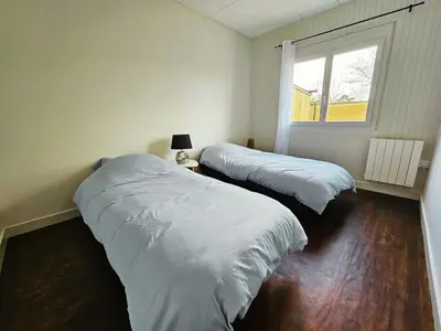 Un ou plusieurs lits dans un hébergement de l'établissement Maison avec jardin et poêle à bois proche Nantes