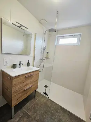 Salle de bains dans l'établissement Maison avec jardin et poêle à bois proche Nantes