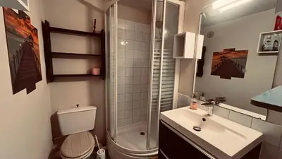 Salle de bains dans l'établissement Les Fermettes, appartement lumière