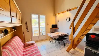 Coin salon dans l'établissement Les Fermettes, appartement lumière