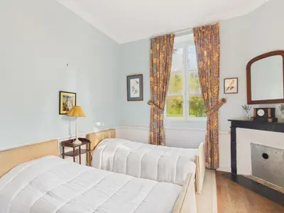 Un ou plusieurs lits dans un hébergement de l'établissement Maison pour 10 avec jardin, 300 m de la plage