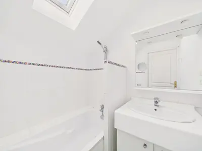 Salle de bains dans l'établissement Maison pour 10 avec jardin, 300 m de la plage