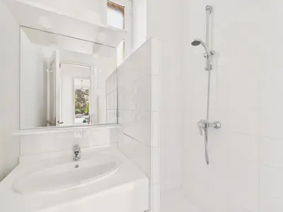 Salle de bains dans l'établissement Maison pour 10 avec jardin, 300 m de la plage