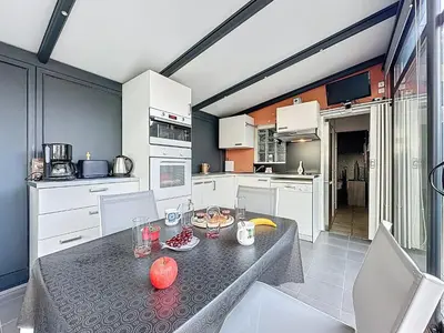 Cuisine ou kitchenette dans l'établissement Holiday Home Les Rochers du Roi by Interhome
