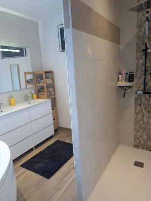 Salle de bains dans l'établissement Somptueuse maison familiale avec piscine