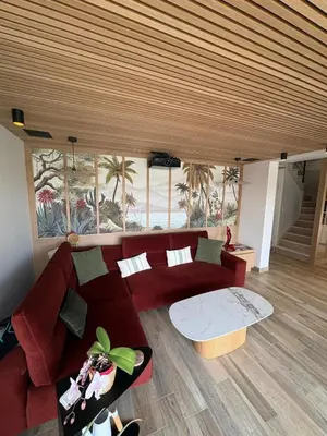 Coin salon dans l'établissement Somptueuse maison familiale avec piscine