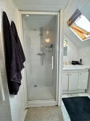Salle de bains dans l'établissement Fully equipped 1-bedroom apartment near Chantiers Navals