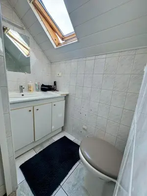 Salle de bains dans l'établissement Fully equipped 1-bedroom apartment near Chantiers Navals