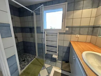 Salle de bains dans l'établissement GU000-07L - Mais 4 pièces - 6 couchages LA GUERINIERE