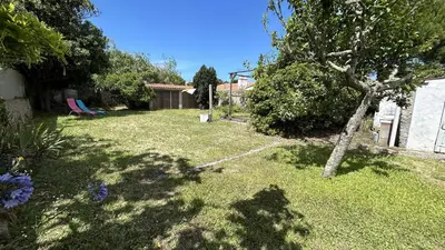 Jardin de l'établissement BA000-30C Mais 3 pièces - 4 couchages BARBATRE