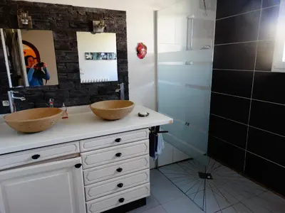 Salle de bains dans l'établissement maison 500 m plage