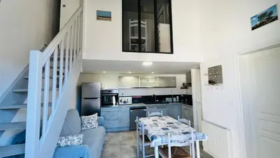 Cuisine ou kitchenette dans l'établissement Les Vertmarines, maison refaite à neuf, piscine