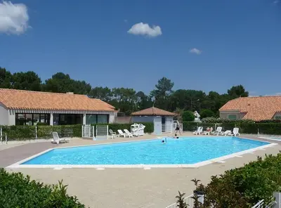 Piscine de l'établissement Les Vertmarines, maison refaite à neuf, piscine ou située à proximité