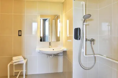 Salle de bains dans l'établissement B&B HOTEL La Roche-sur-Yon