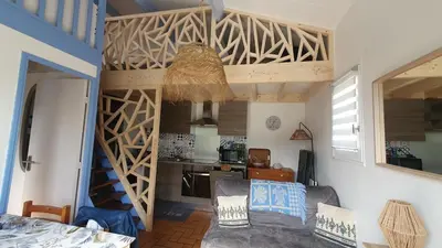 Coin salon dans l'établissement Maisonnette accès direct chemin côtier, piscine et tennis