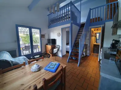 Coin salon dans l'établissement Maisonnette accès direct chemin côtier, piscine et tennis
