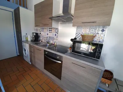 Cuisine ou kitchenette dans l'établissement Maisonnette accès direct chemin côtier, piscine et tennis