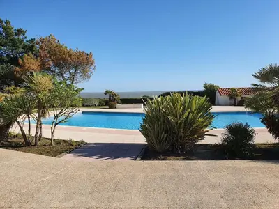 Piscine de l'établissement Maisonnette accès direct chemin côtier, piscine et tennis ou située à proximité