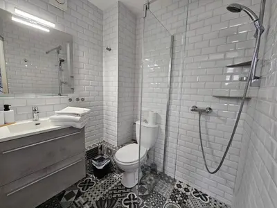 Salle de bains dans l'établissement Les Logis des Treize-Vents à 15 minutes du Puy duFou