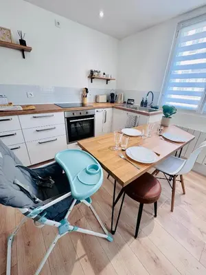 Cuisine ou kitchenette dans l'établissement Escale Cosy - 10 min Puy du F - Jardin et Fibre