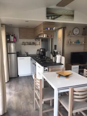 Cuisine ou kitchenette dans l'établissement mobilhome tout confort