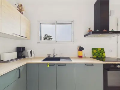 Cuisine ou kitchenette dans l'établissement Maison pour 7 avec jardin, plage à proximité