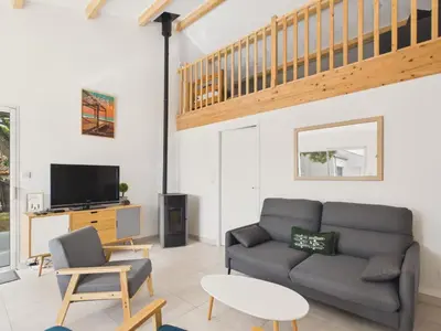 Télévision ou salle de divertissement dans l'établissement Maison pour 7 avec jardin, plage à proximité