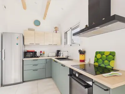 Cuisine ou kitchenette dans l'établissement Maison pour 7 avec jardin, plage à proximité