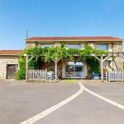 Maison en pierres avec boulodrome et ping pong