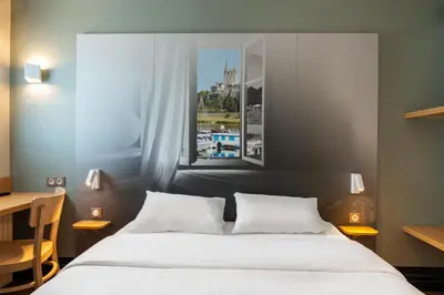 Un ou plusieurs lits dans un hébergement de l'établissement B&B HOTEL Angers 1 Beaucouzé