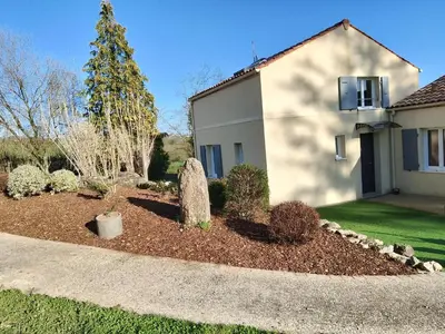 Jardin de l'établissement Les Maisonnettes de La Manelière, gîte en campagne proche du Puy duFou