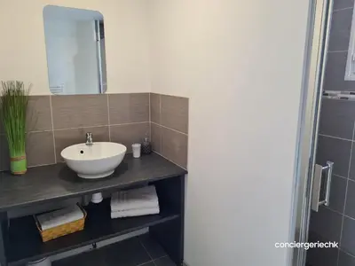Salle de bains dans l'établissement Les Maisonnettes de La Manelière, gîte en campagne proche du Puy duFou