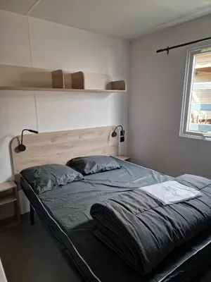 Un ou plusieurs lits dans un hébergement de l'établissement Camping Les P'tites Maisons dans la Prairie