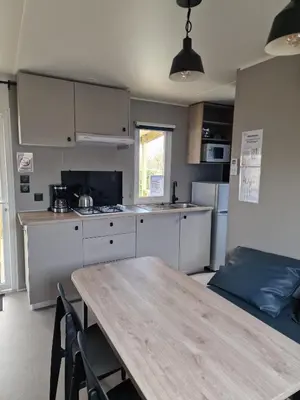 Cuisine ou kitchenette dans l'établissement Camping Les P'tites Maisons dans la Prairie
