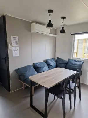 Coin salon dans l'établissement Camping Les P'tites Maisons dans la Prairie
