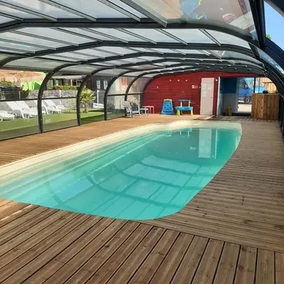 Piscine de l'établissement Camping Les P'tites Maisons dans la Prairie ou située à proximité