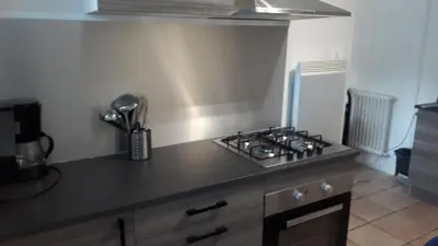 Cuisine ou kitchenette dans l'établissement Gîtes Les P'tites Maisons dans la Prairie