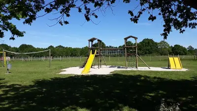 Aire de jeux pour enfants de l'établissement Gîtes Les P'tites Maisons dans la Prairie