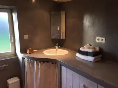 Salle de bains dans l'établissement Le Vieux Logis de la Galocherie