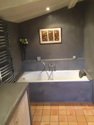Salle de bains dans l'établissement Le Vieux Logis de la Galocherie