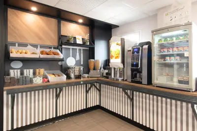 Salon ou bar de l'établissement B&B HOTEL Cholet Nord