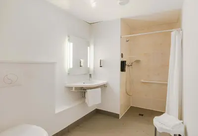 Salle de bains dans l'établissement B&B HOTEL Nantes Savenay