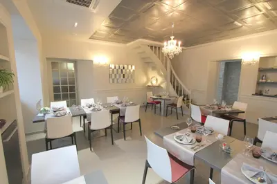 Coin salon dans l'établissement Logis Hotel Restaurant Le Grand Turc
