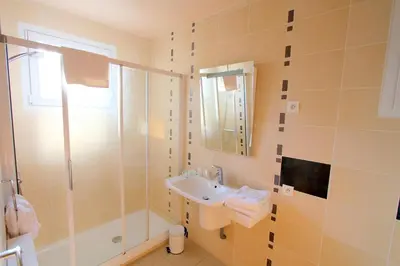 Salle de bains dans l'établissement Logis Hotel Restaurant Le Grand Turc