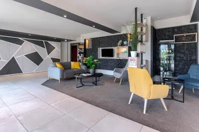 Télévision ou salle de divertissement dans l'établissement Zenitude Hôtel-Résidences Nantes Métropole