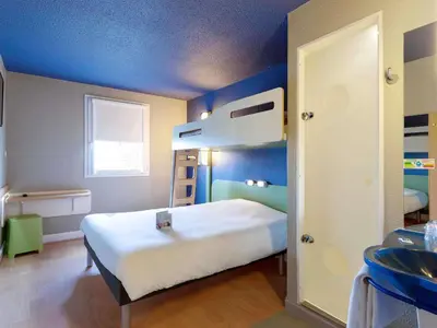 Un ou plusieurs lits dans un hébergement de l'établissement ibis budget La Roche Sur Yon Vendespace