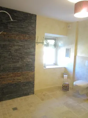 Salle de bains dans l'établissement Le Manoir aux Douves
