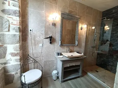 Salle de bains dans l'établissement Le Manoir aux Douves
