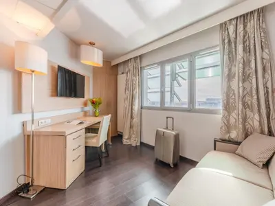 Télévision ou salle de divertissement dans l'établissement Residhome Nantes Berges De La Loire